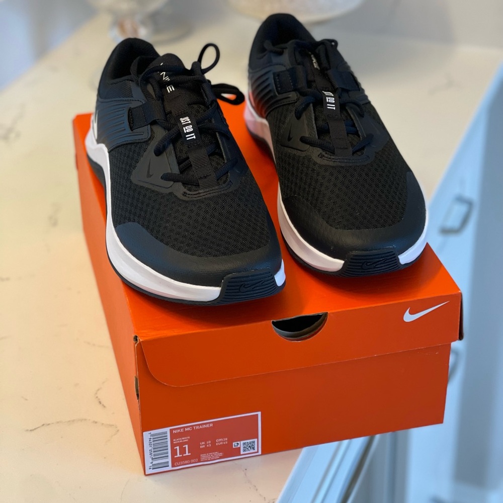 NIB NIKE MC TRAINER Size 11 BLACK/white